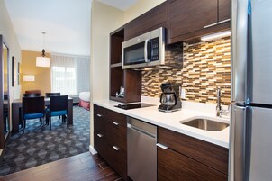 Refrigerador, microondas, placa de cocina, lavavajillas