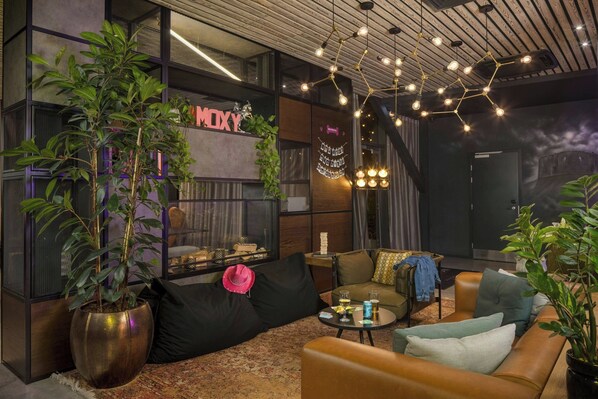 Una sala de estar moderna con un sofá, una mesa de centro y plantas en macetas.