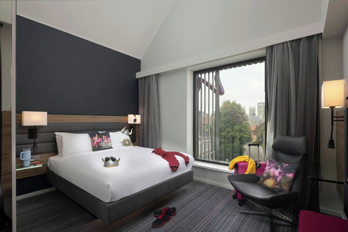 Room, 1 Katil Ratu (Queen) (View) | Peralatan tempat tidur premium, meja, ruang kerja komputer riba 