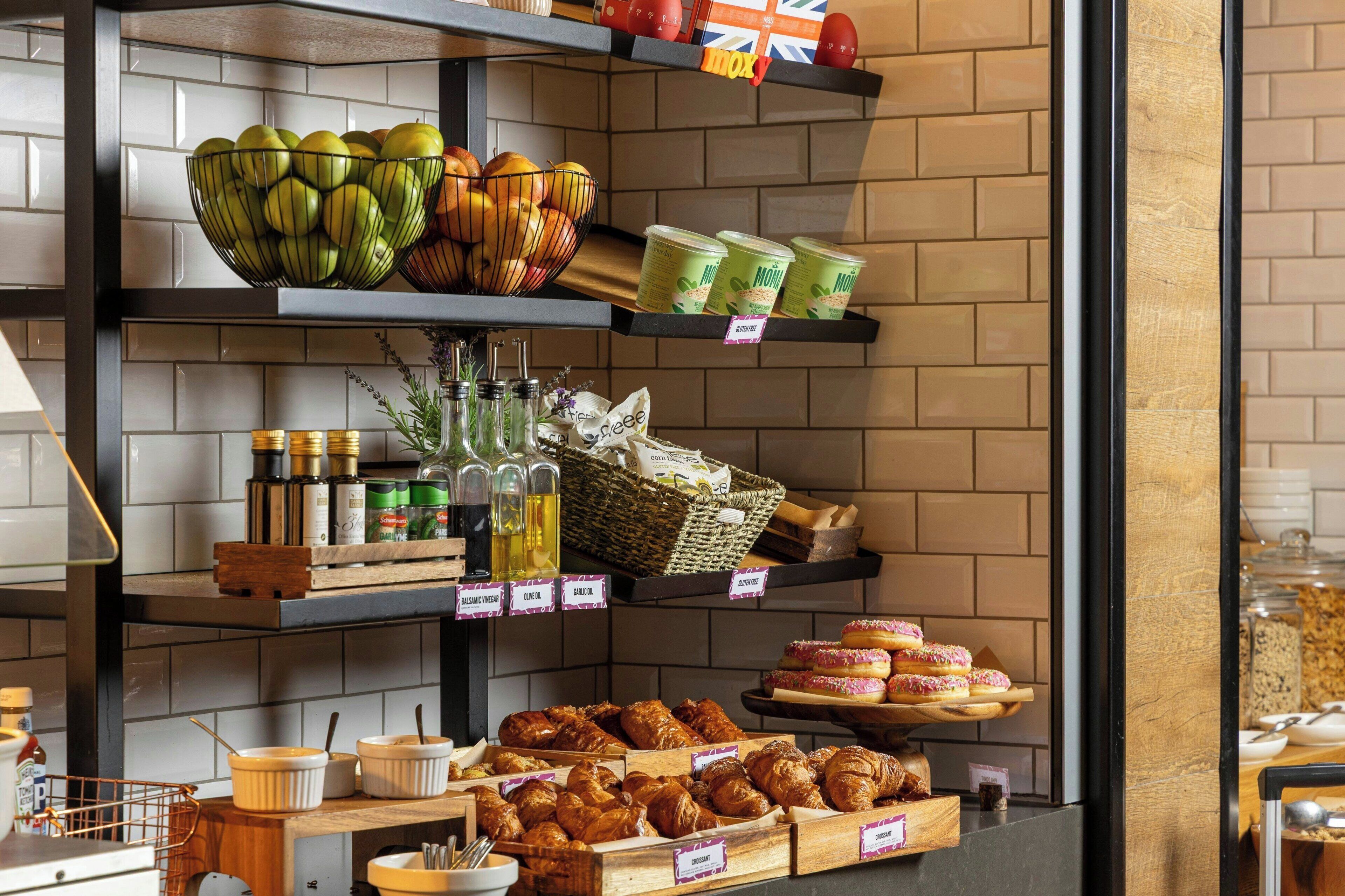Eine Bäckereiauslage mit verschiedenen Backwaren und frischem Obst und Gemüse.
