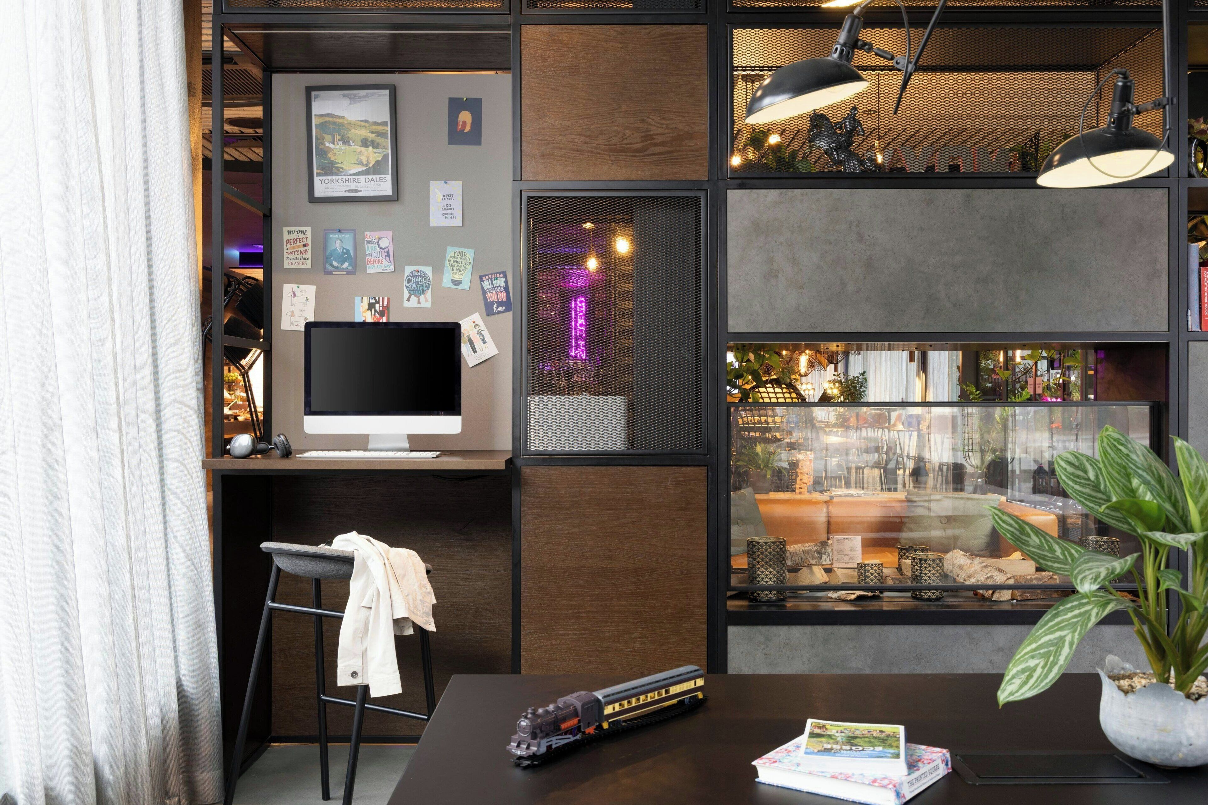 serves breakfast, lunch and dinner