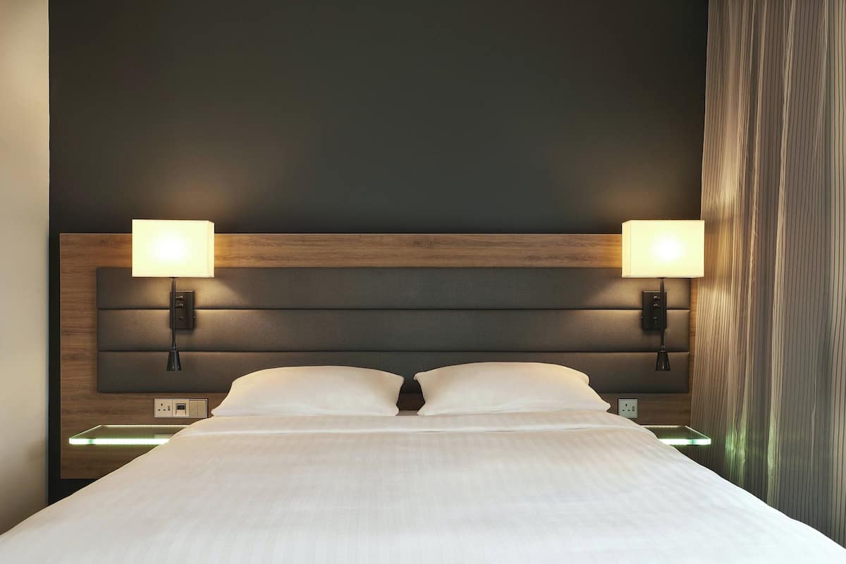 Camera, 1 letto queen, non fumatori | Biancheria da letto di alta qualità, una scrivania, postazione laptop