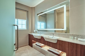 Shower, hair dryer, towels, soap - Courtyard by Marriott Oxford City Centre (Oxford)