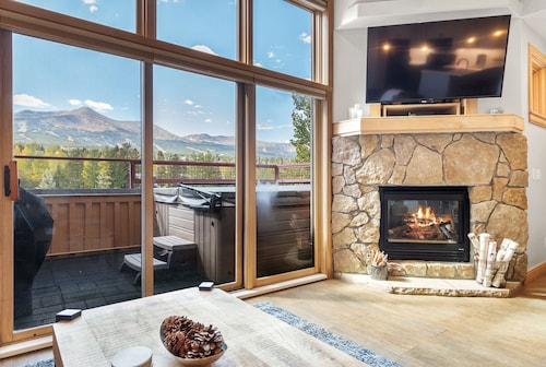 Gorgeous views, located downtown, private hot tub, remodeled!