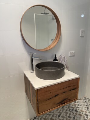 Shower, hair dryer, towels, soap - Jacaranda Place - Superior Location  (Plympton)