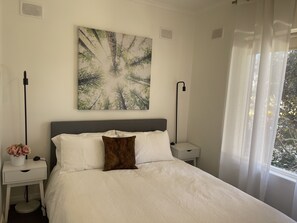 2 bedrooms, iron/ironing board, WiFi, bed sheets - Jacaranda Place - Superior Location  (Plympton)