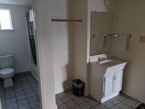 Combined shower/tub - Deluxe Inn (Hayward)