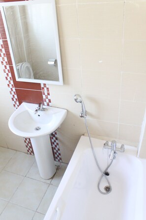 전신 욕조, 무료 세면용품, 헤어드라이어, 타월