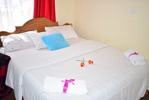 더블룸 | 고급 침구, 메모리폼 침대, 각각 다른 스타일의 인테리어, 각각 다르게 가구 비치