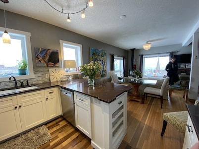 Lake Superior Panoramic View! Comfortable Spaces, Deck, Gourmet Kitchen & more!