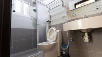 Comfort Double Room | Bathroom | Shower, free toiletries, hair dryer, slippers