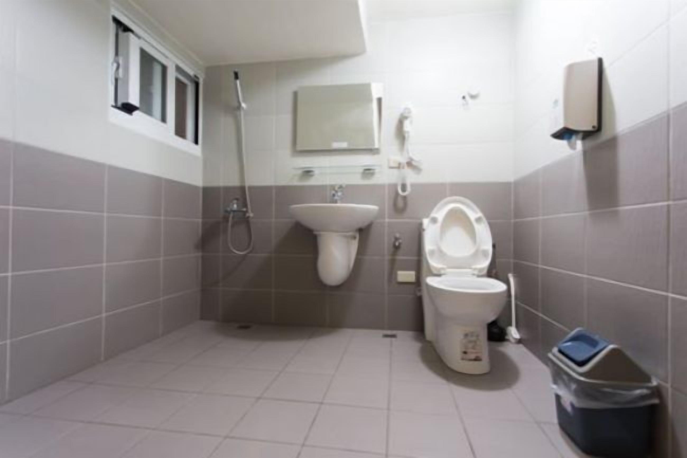 Superior Quadruple Room | Bathroom | Shower, free toiletries, hair dryer, slippers