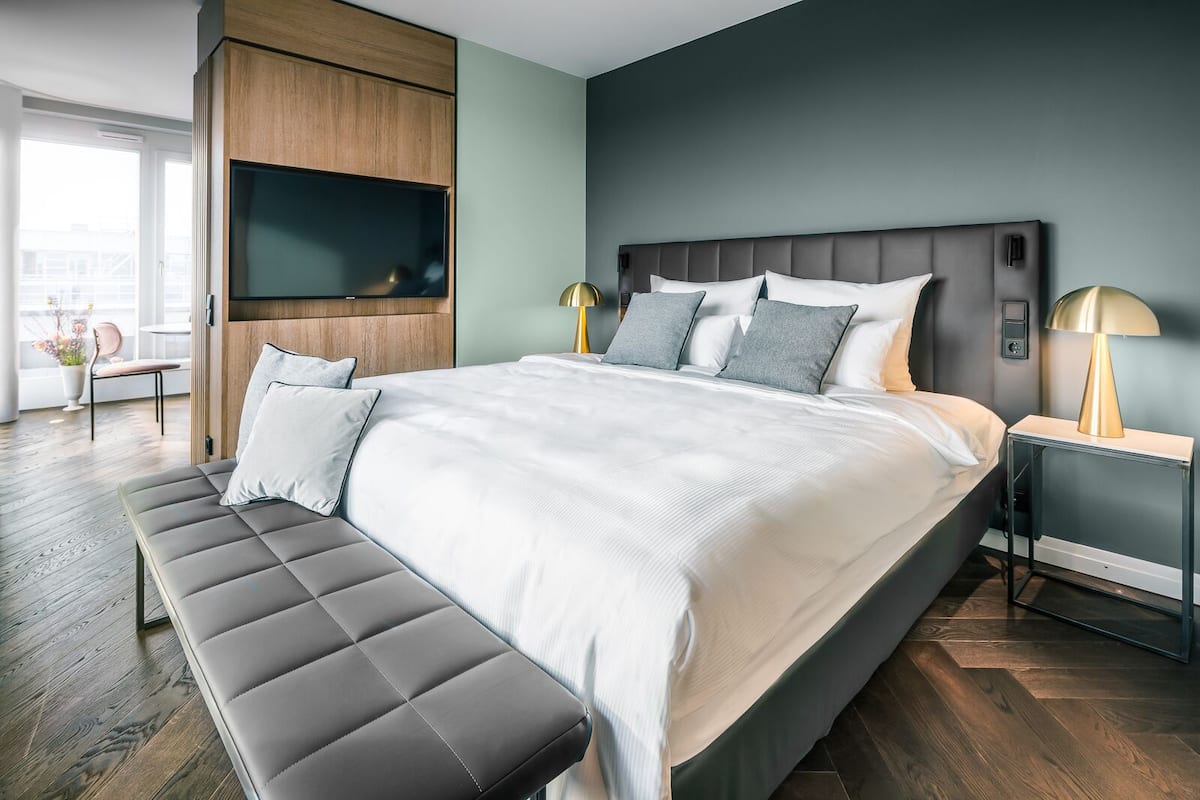 Deluxe Room | Premium bedding, in-room safe, blackout drapes, soundproofing