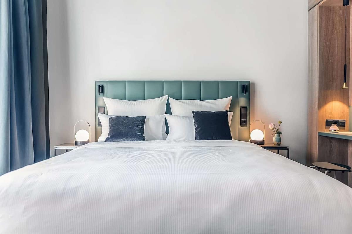 Chambre Double Standard (Homely Green) | Literie de qualité supérieure, coffres-forts dans les chambres