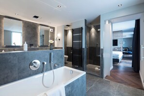 Suite junior | Baño | Ducha, secador de pelo y toallas