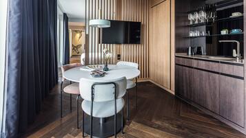 Junior suite | Luxe beddengoed, een kluis op de kamer, verduisterende gordijnen