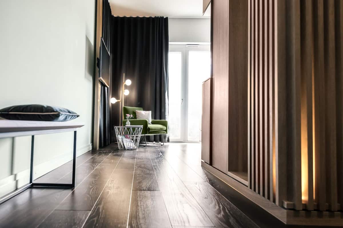 Ropa de cama de alta calidad y caja de seguridad en la habitación