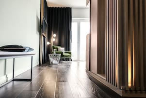 Premium bedding, in-room safe, blackout drapes, soundproofing