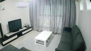 501 | Living area | 32-inch LCD TV with cable channels, TV, pay movies - Yoohoo House (Daegu)