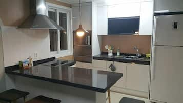 201 | Private kitchen | Fridge, microwave, electric kettle, cookware/dishes/utensils