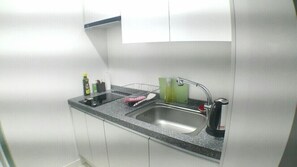 502 | 私人简易厨房 | 冰箱、微波炉、电热水壶、厨具/餐具