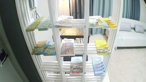 Ein weißes Regal mit verschiedenen Reisebroschüren und Karten.