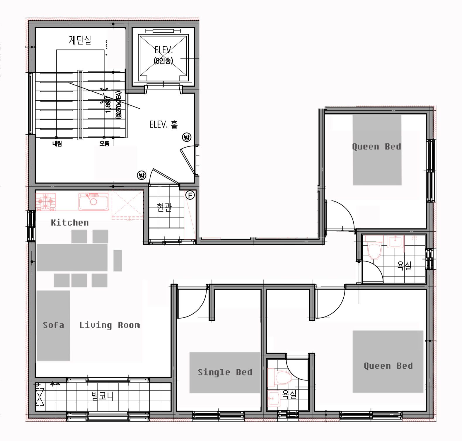 Plano de planta de una habitación de hotel con sala de estar, cocina, dos camas tamaño queen y una cama individual.