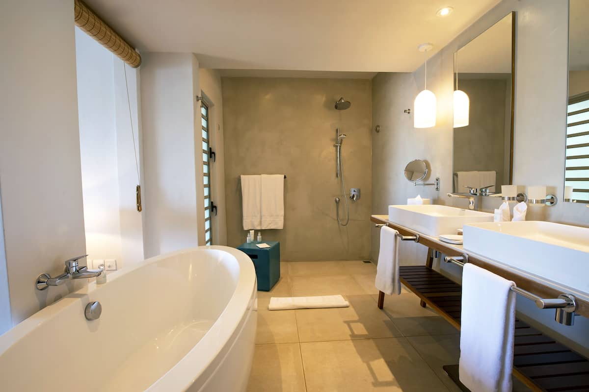 Quarto (Prestige Room Seaview) | Banheiro | Produtos de toalete grátis, secador de cabelo, roupões de banho