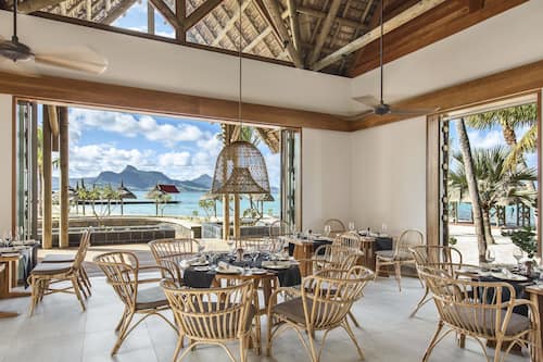 3 restaurants; breakfast, lunch, and dinner served