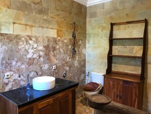 Chambre Triple Deluxe, vue piscine | Salle de bain | Douche, serviettes fournies, savon, shampoing