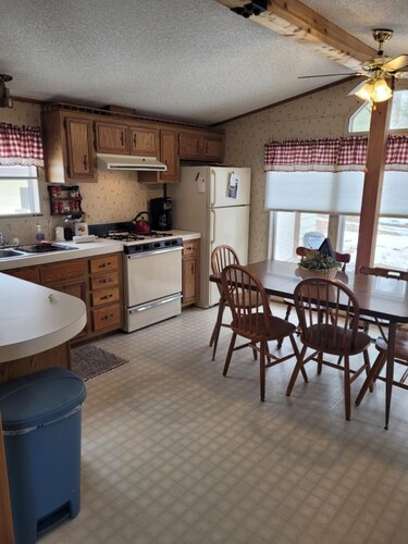 NORTHWOODS RENTAL    BEAUTIFUL LAKE METONGA 