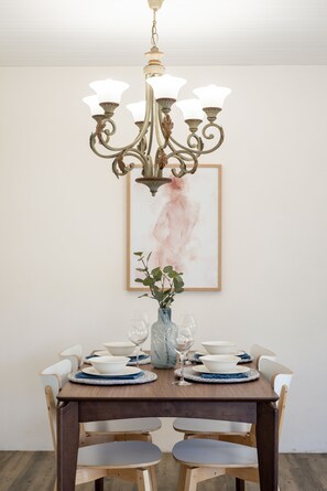Deluxe House, Lake View | In-room dining