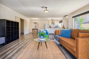 Deluxe House, Lake View | Living area