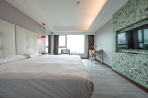 Deluxe Double Room | Minibar, in-room safe, desk, blackout drapes - Hotel Cloud Riverside (New Taipei City)
