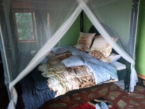 Tabla de planchar con plancha, cunas gratuitas y ropa de cama 