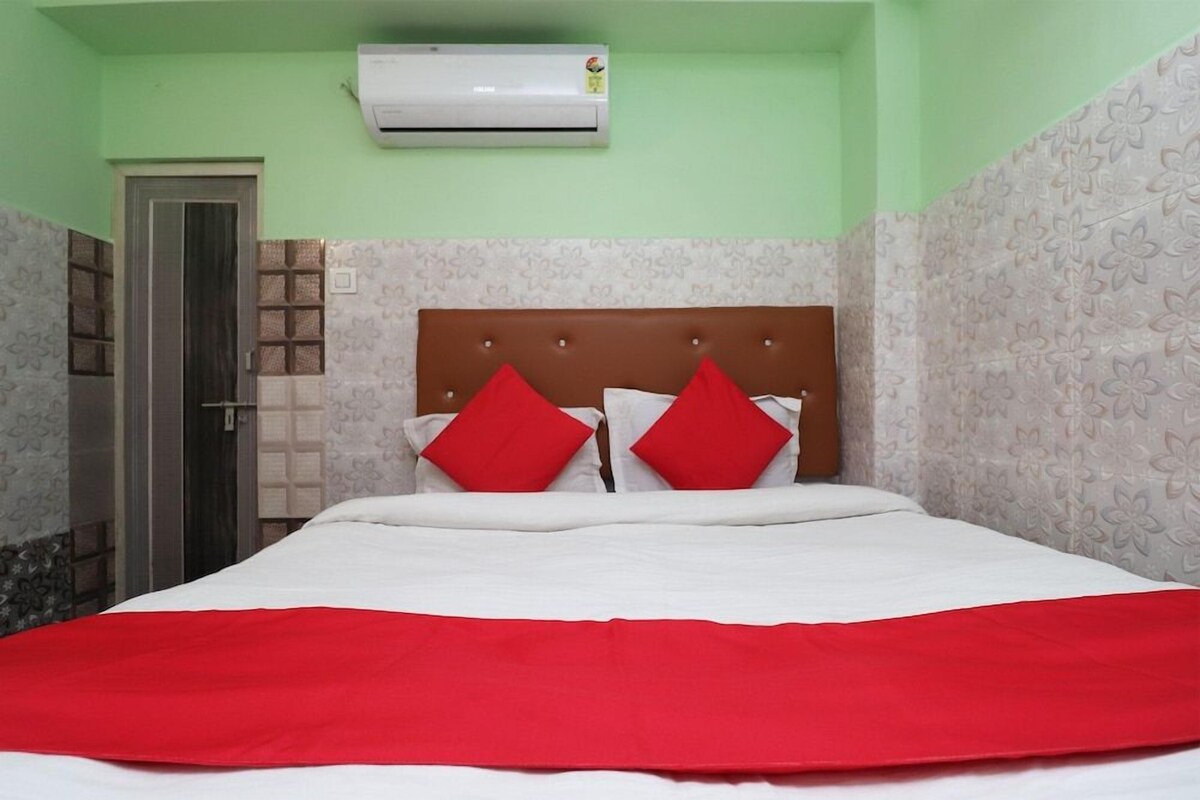 In-room safe, laptop workspace, WiFi (free), bed sheets