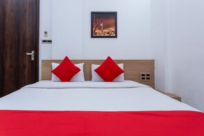 Desk, free WiFi, bed sheets - Capital O 27658 Hotel New Mohit Regency (Bhopal)
