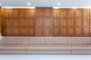 Lobby sitting area - Capital O 27658 Hotel New Mohit Regency (Bhopal)