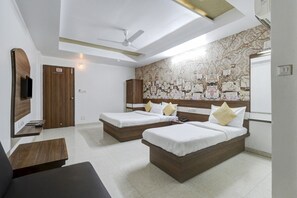 Quarto triplo luxo | Escrivaninha, Wi-Fi de cortesia