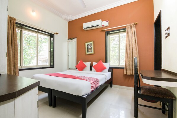Standard Double Room | Free WiFi, bed sheets