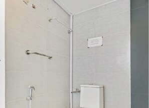 Habitación clásica, 1 cama King size | Baño | Regadera, amenidades de baño gratuitas, toallas