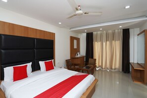 Habitación clásica, 1 cama King size | Espacio para trabajar con laptop y ropa de cama