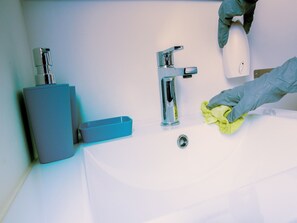 Shower, free toiletries, towels