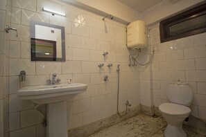 Deluxe Room | Bathroom