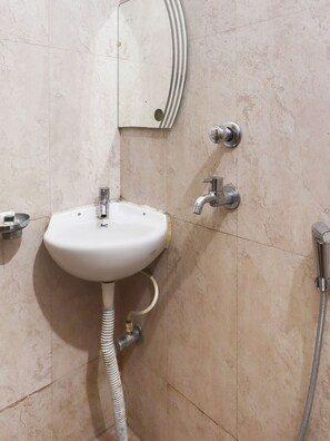 Habitación con 1 cama matrimonial o 2 individuales | Baño | Toallas