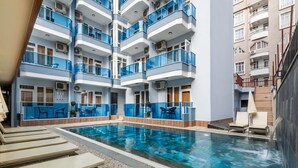A hotel with a swimming pool, multiple balconies, and a modern design. - Ustun Apart Hotel (Alanya)