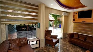 Coin salon dans le hall