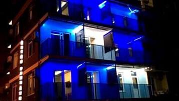 Façade de lâhĂ©bergement - soirĂ©e/nuit