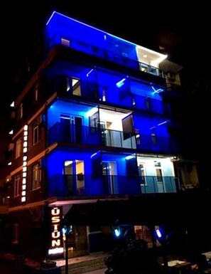 Fachada del alojamiento - Noche