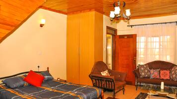 Apartemen Comfort, pemandangan kota | Seprai premium, ruang kerja ramah laptop, dan setrika/meja setrika